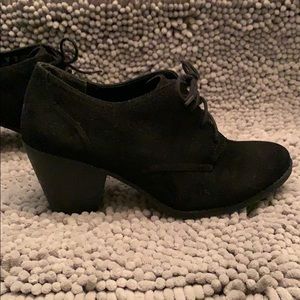 Mid-heel lace-up bootie